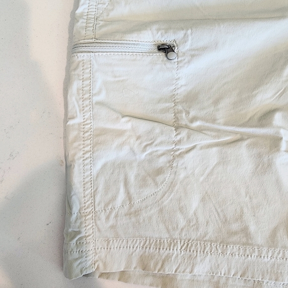 L.L. Bean Nylon Khaki Shorts Woman's 10 Zipper Cargo Pocket Stretch Waist EUC - Picture 4 of 11
